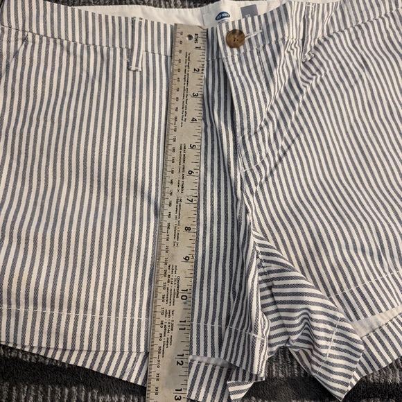 Old Navy Shorts. Size 10 - Picture 5 of 5